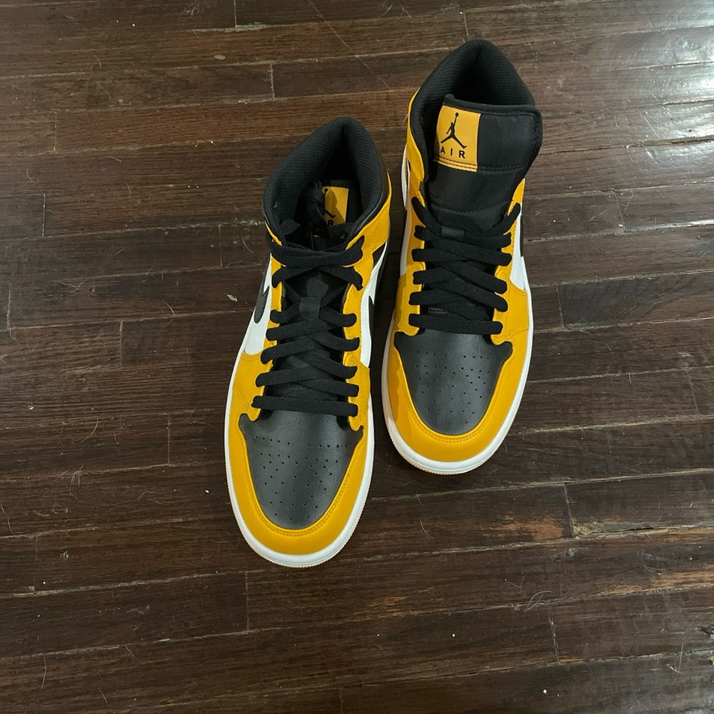 Size 9 - Jordan 1 Mid Taxi 2022